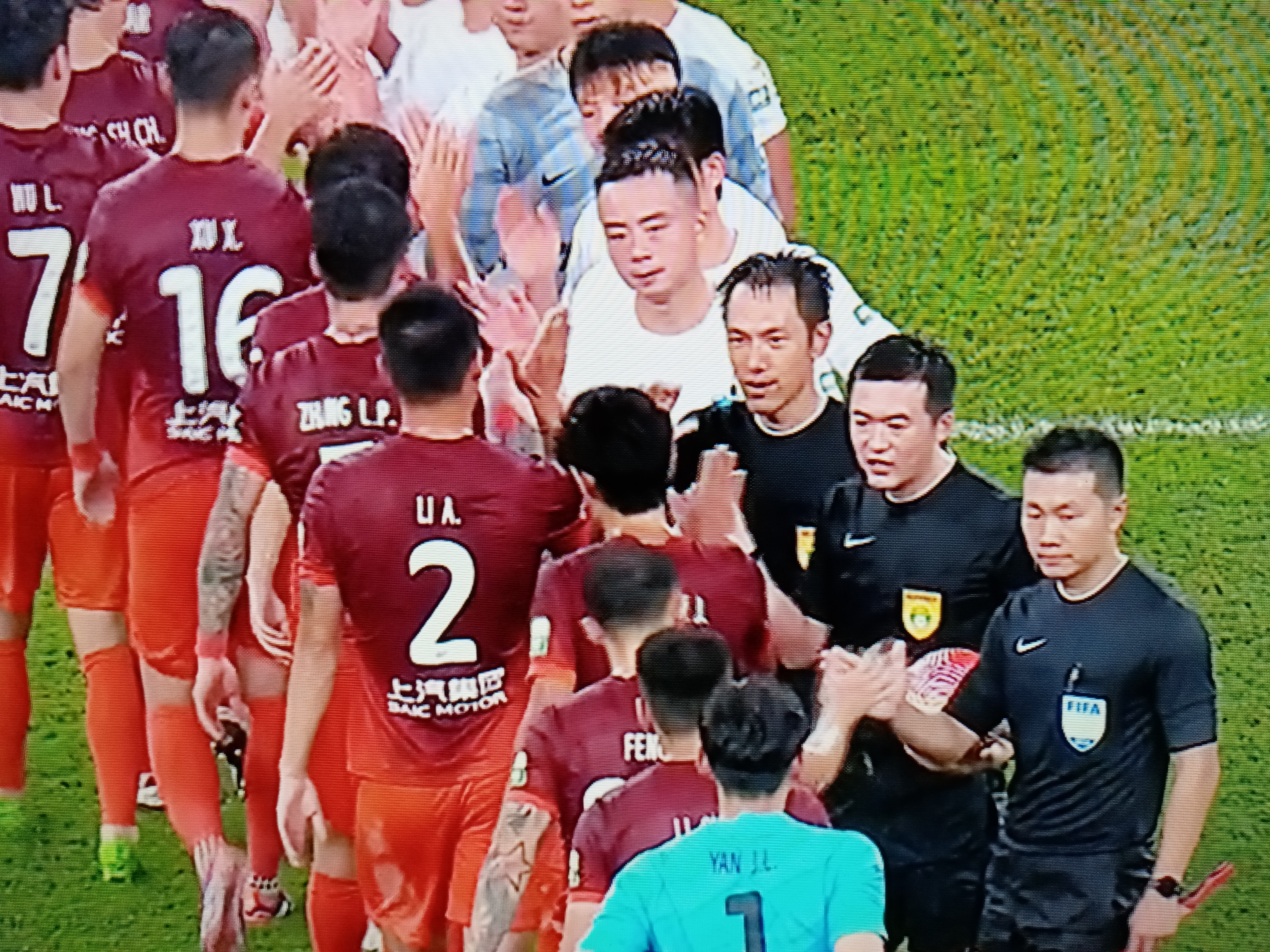 包含国内足球联赛激情澎湃，球队竞争激烈的词条