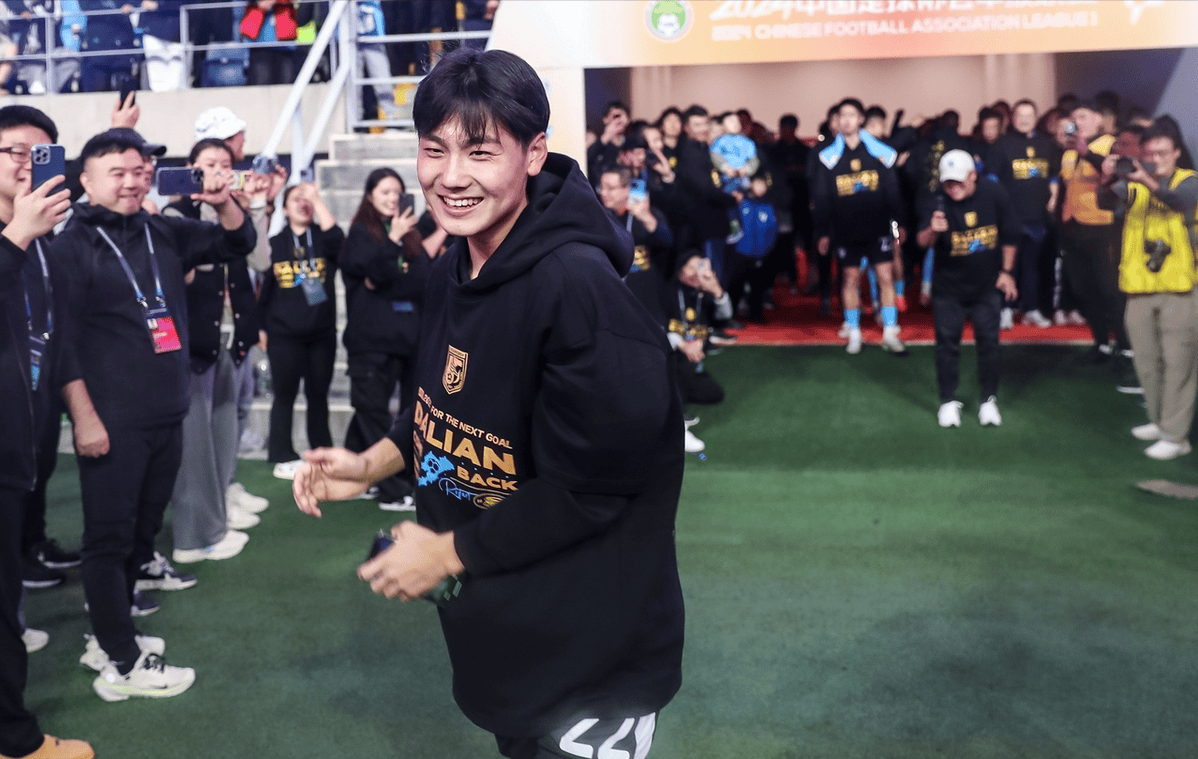 足球之夜：女子足球比赛中的夺冠之路